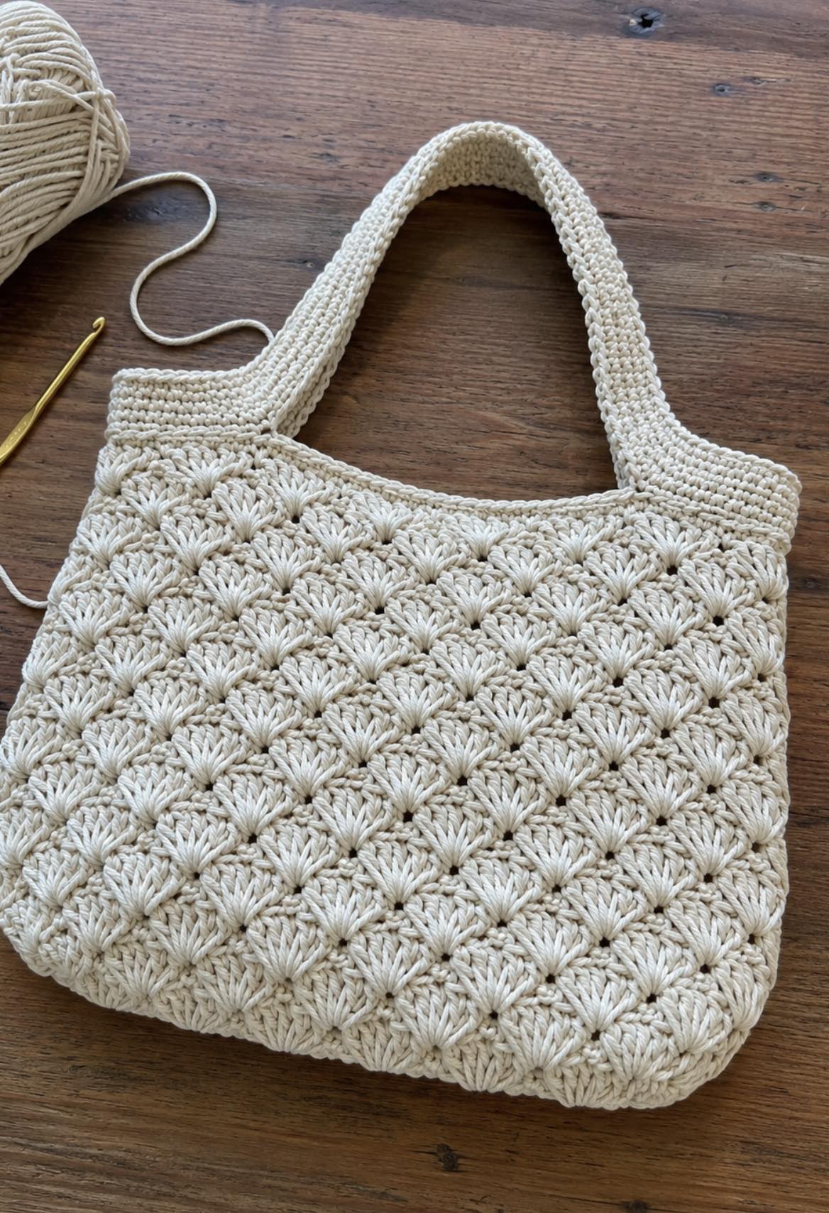 Shell Pattern Crochet Case Crochet Shell-Shaped Bag Tutorial - CRAFTSFORLOVE.COM